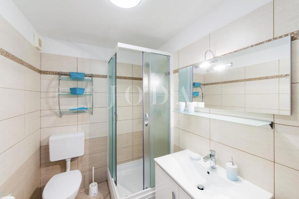 Samostojna hiša s štirimi apartmaji in bazenom