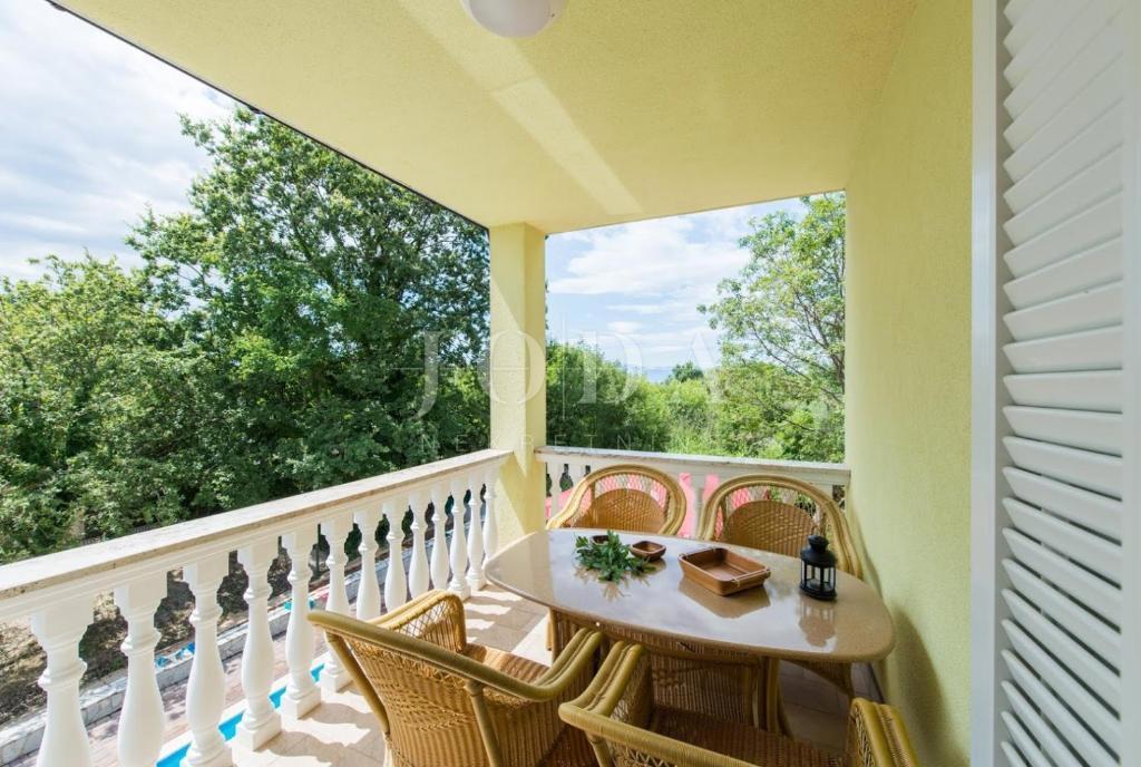 Samostojna hiša s štirimi apartmaji in bazenom