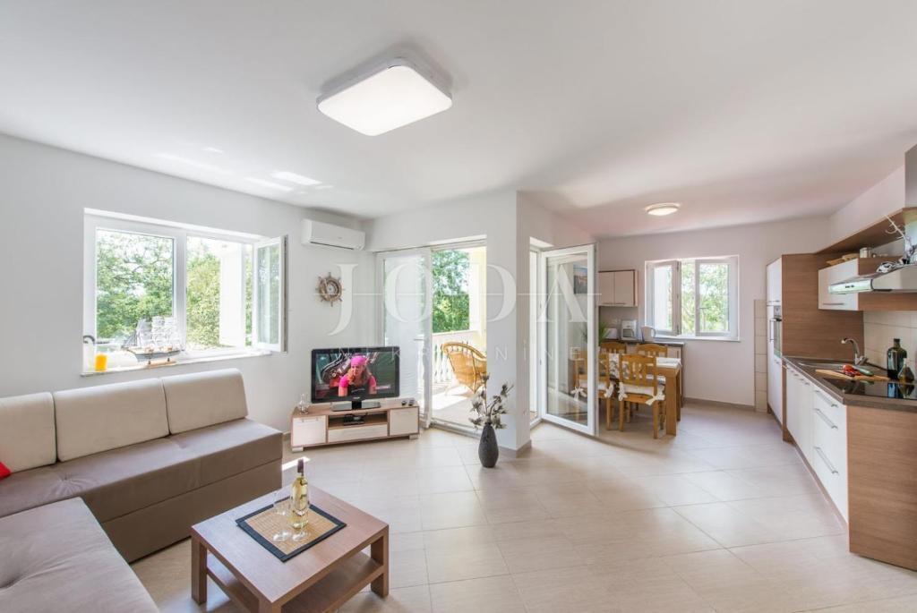 Samostojna hiša s štirimi apartmaji in bazenom