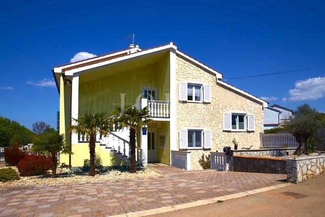 Samostojna hiša s štirimi apartmaji in bazenom