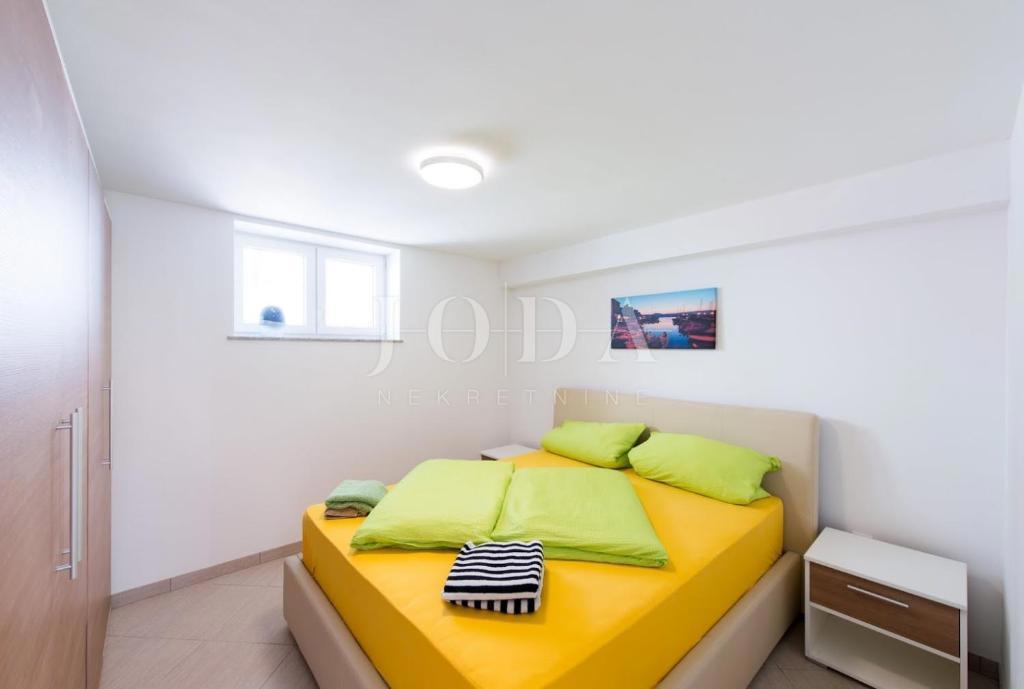 Samostojna hiša s štirimi apartmaji in bazenom