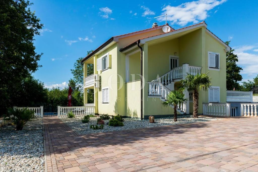 Samostojna hiša s štirimi apartmaji in bazenom