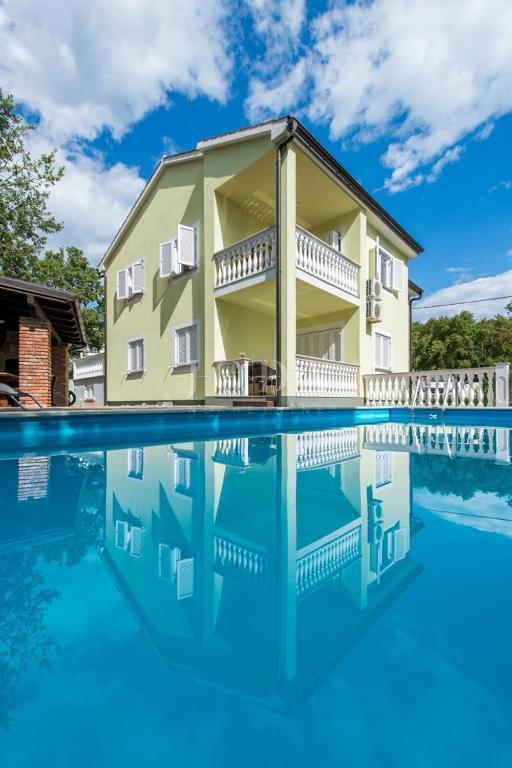 Samostojna hiša s štirimi apartmaji in bazenom