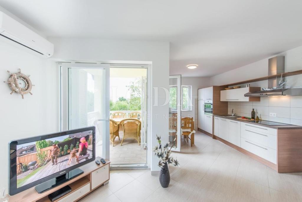 Samostojna hiša s štirimi apartmaji in bazenom