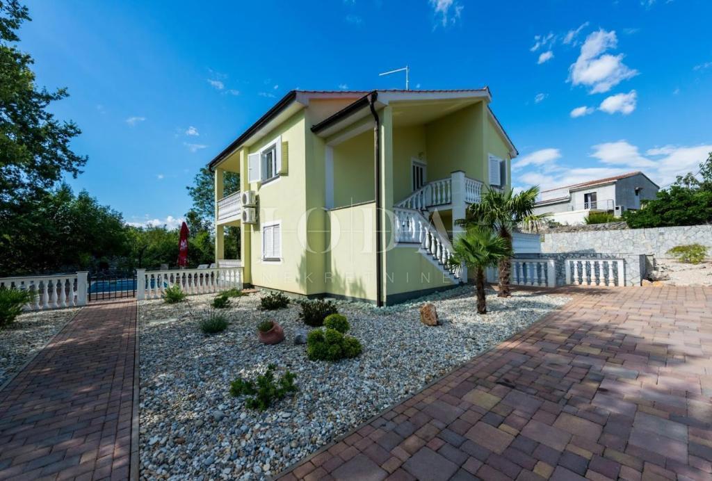 Samostojna hiša s štirimi apartmaji in bazenom