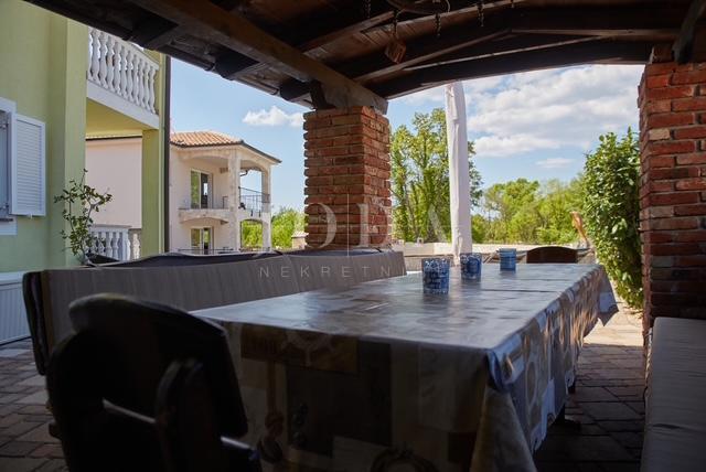 Samostojna hiša s štirimi apartmaji in bazenom