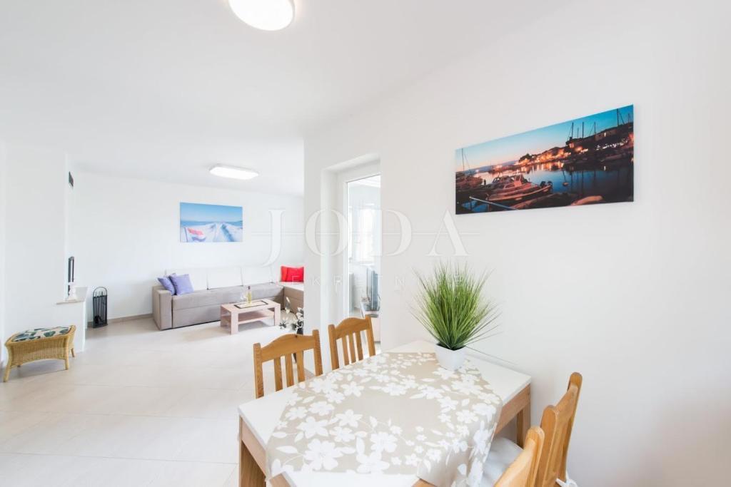 Samostojna hiša s štirimi apartmaji in bazenom