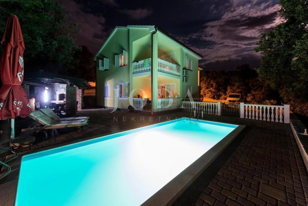 Samostojna hiša s štirimi apartmaji in bazenom