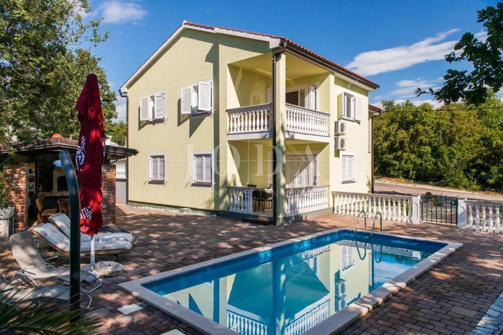 Samostojna hiša s štirimi apartmaji in bazenom