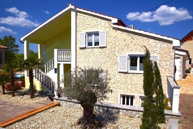 Samostojna hiša s štirimi apartmaji in bazenom