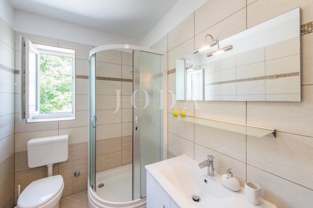 Samostojna hiša s štirimi apartmaji in bazenom