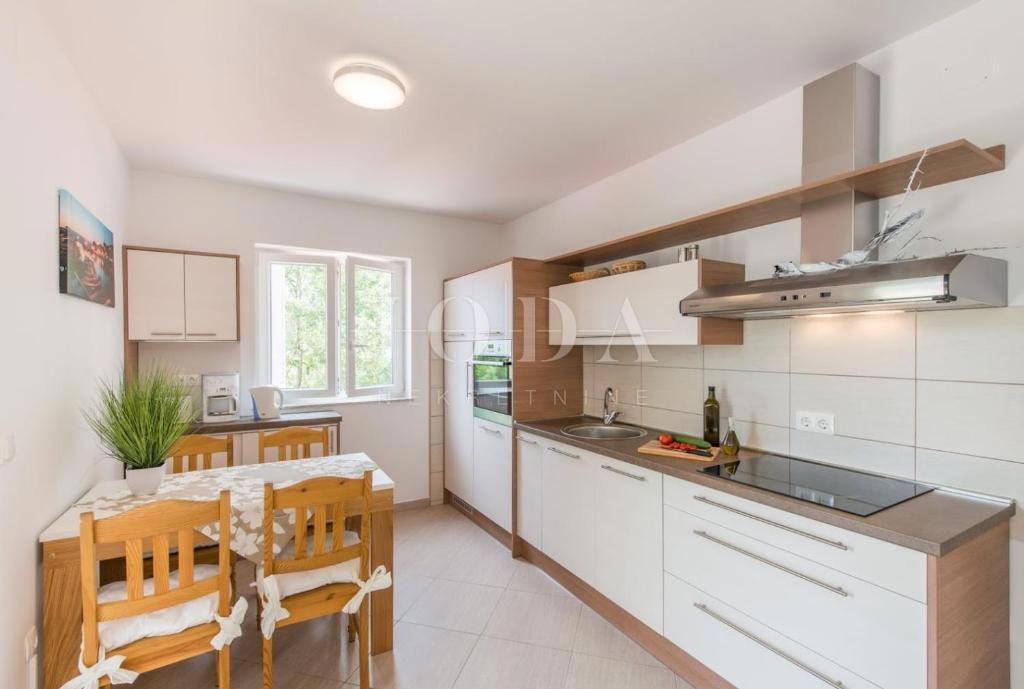 Samostojna hiša s štirimi apartmaji in bazenom