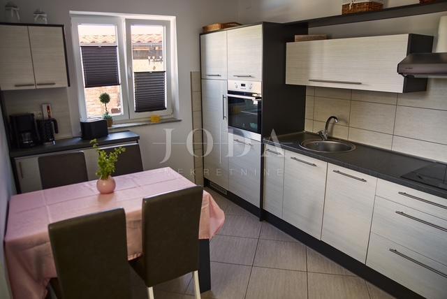 Samostojna hiša s štirimi apartmaji in bazenom