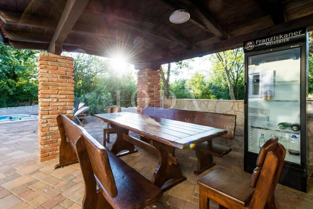 Samostojna hiša s štirimi apartmaji in bazenom