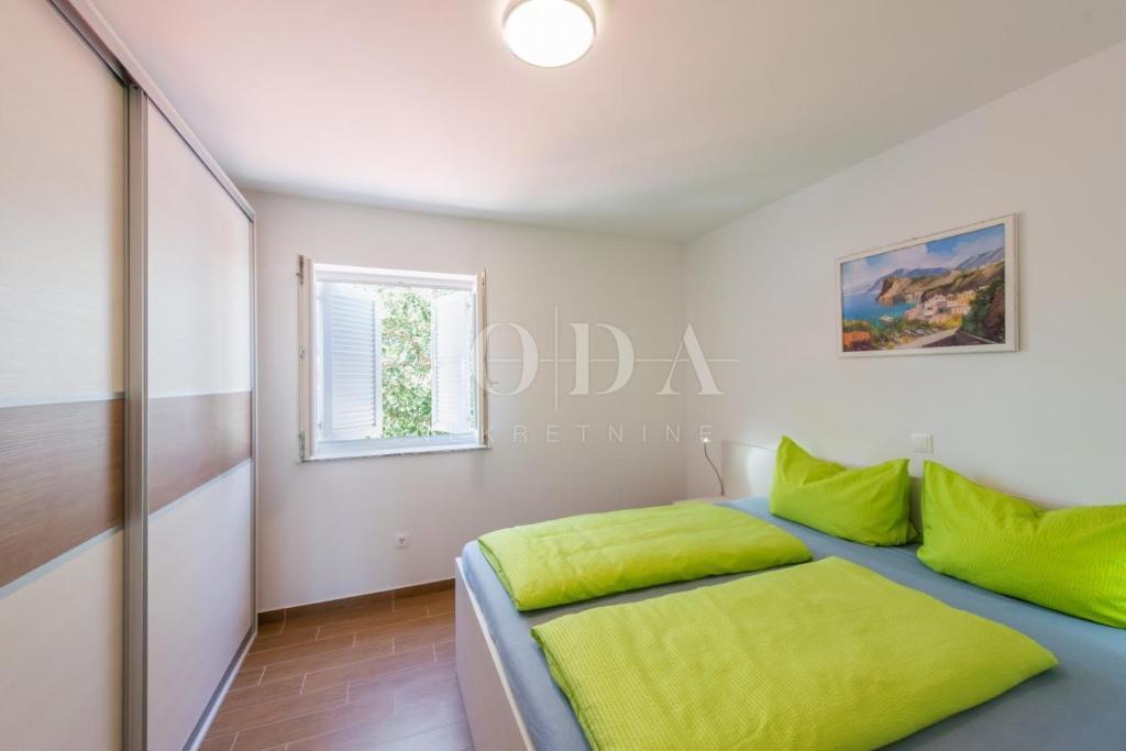 Samostojna hiša s štirimi apartmaji in bazenom