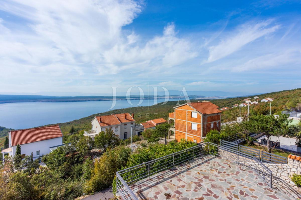 Hiša z dvema apartmajema in panoramskim razgledom