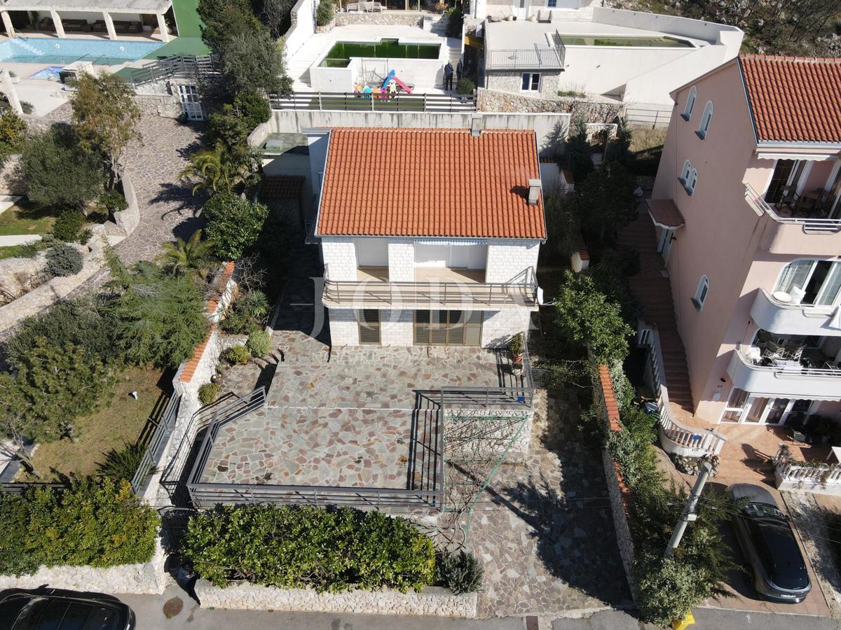 Hiša z dvema apartmajema in panoramskim razgledom