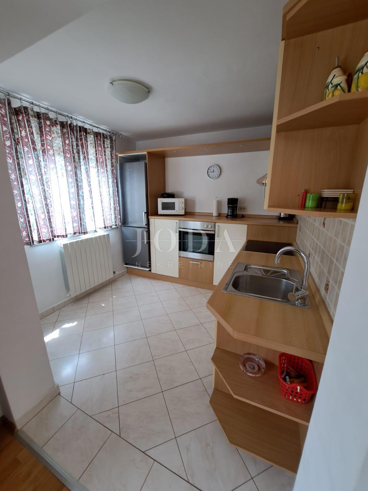 Lepa hiša s 4 stanovanjskimi enotami, Vrbnik