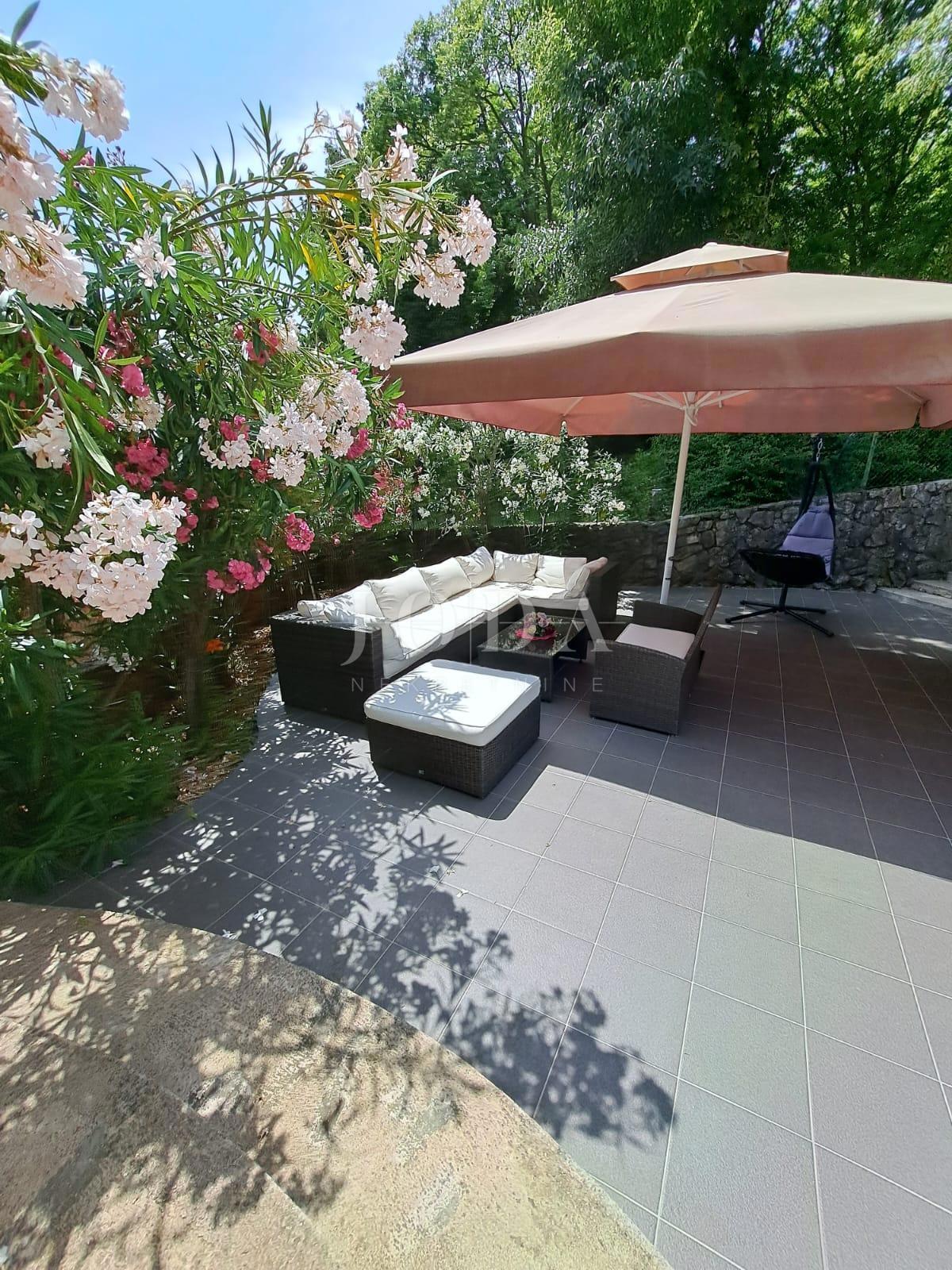 Lepa hiša s 4 stanovanjskimi enotami, Vrbnik