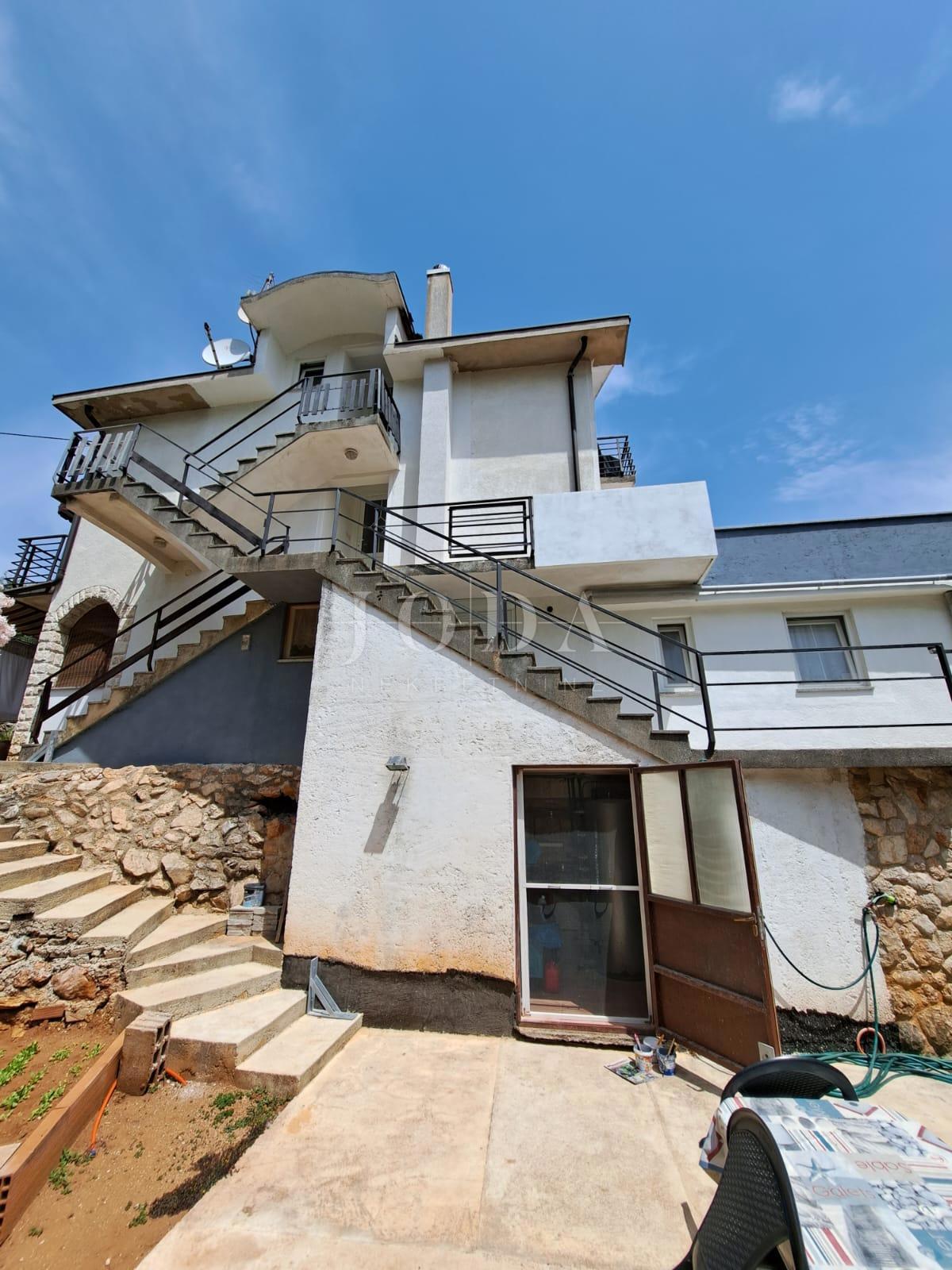 Lepa hiša s 4 stanovanjskimi enotami, Vrbnik