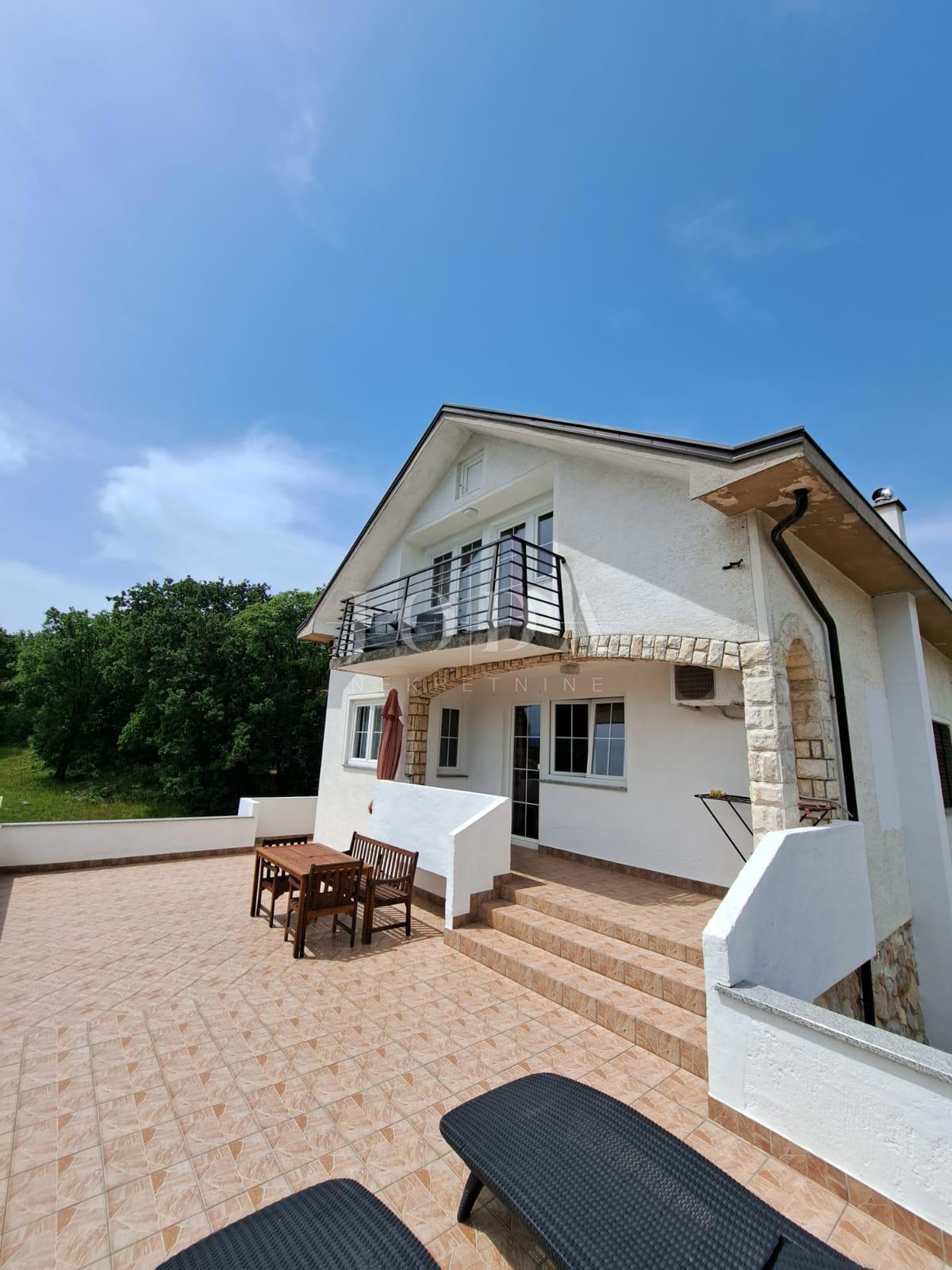 Lepa hiša s 4 stanovanjskimi enotami, Vrbnik