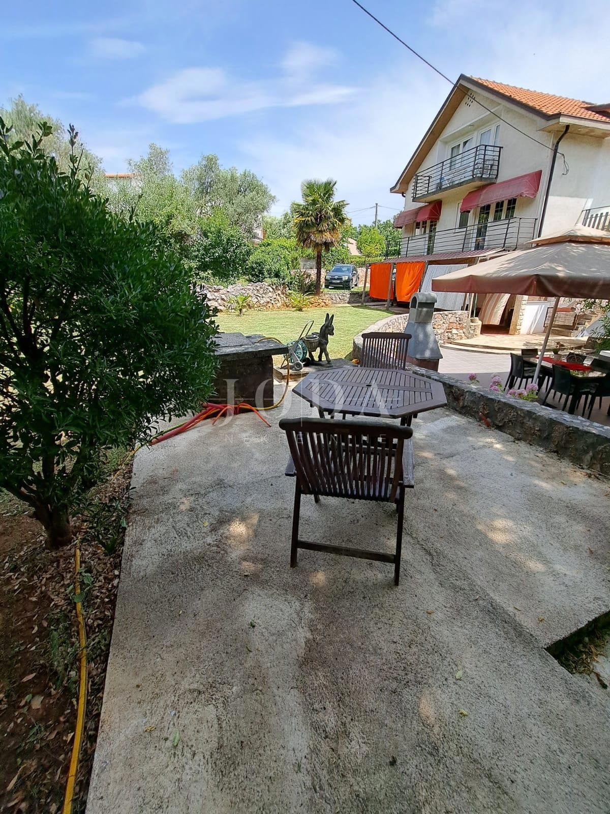 Lepa hiša s 4 stanovanjskimi enotami, Vrbnik