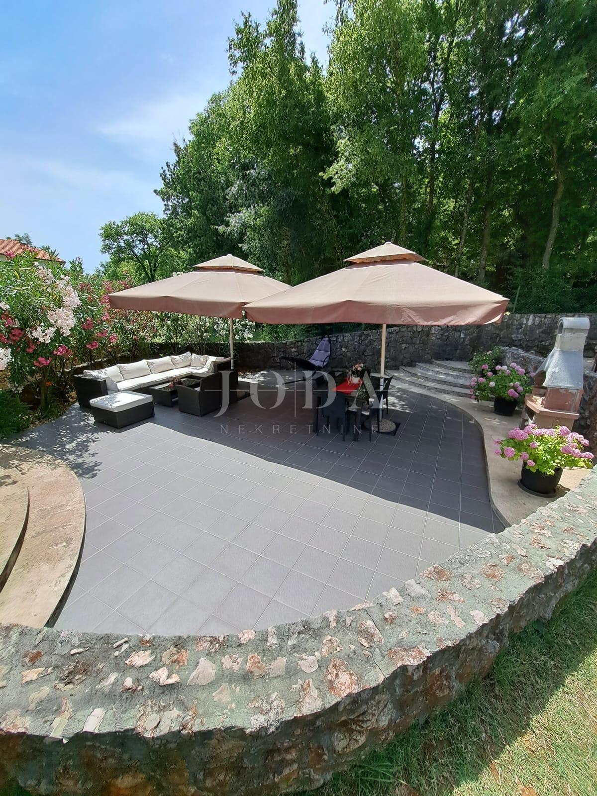 Lepa hiša s 4 stanovanjskimi enotami, Vrbnik