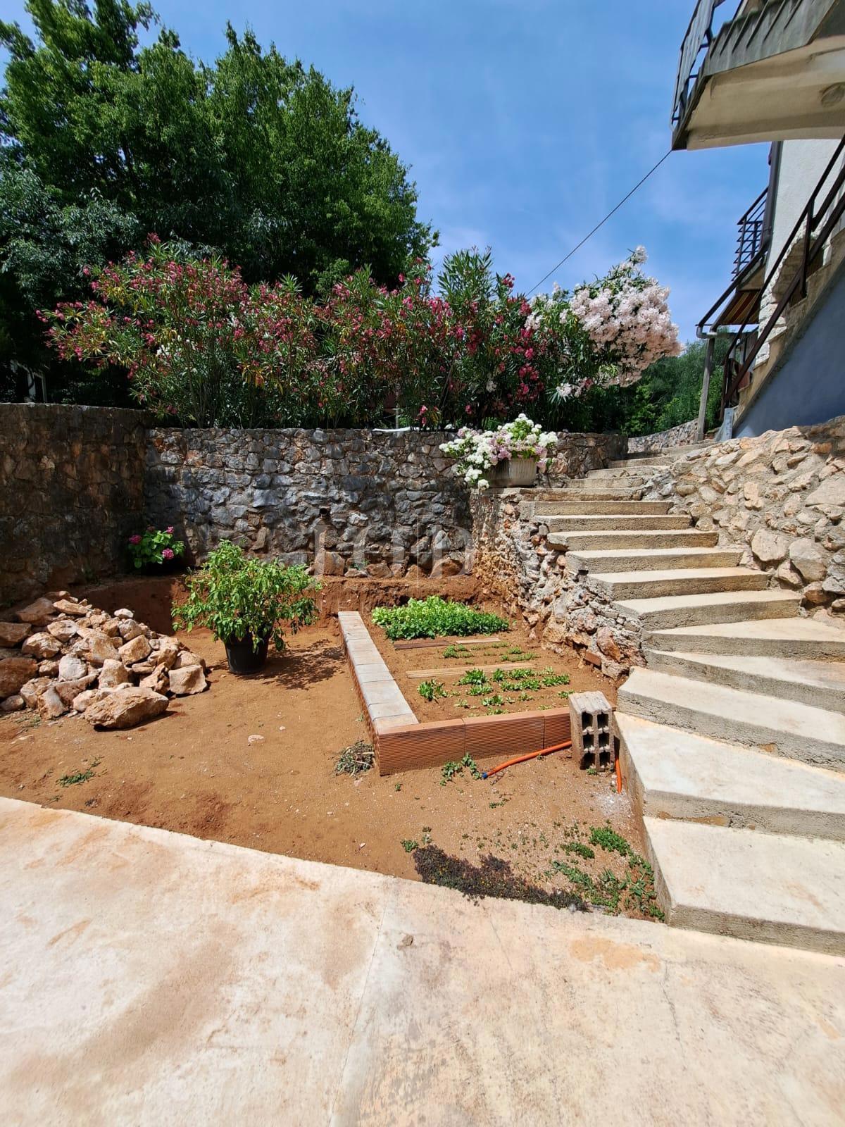 Lepa hiša s 4 stanovanjskimi enotami, Vrbnik