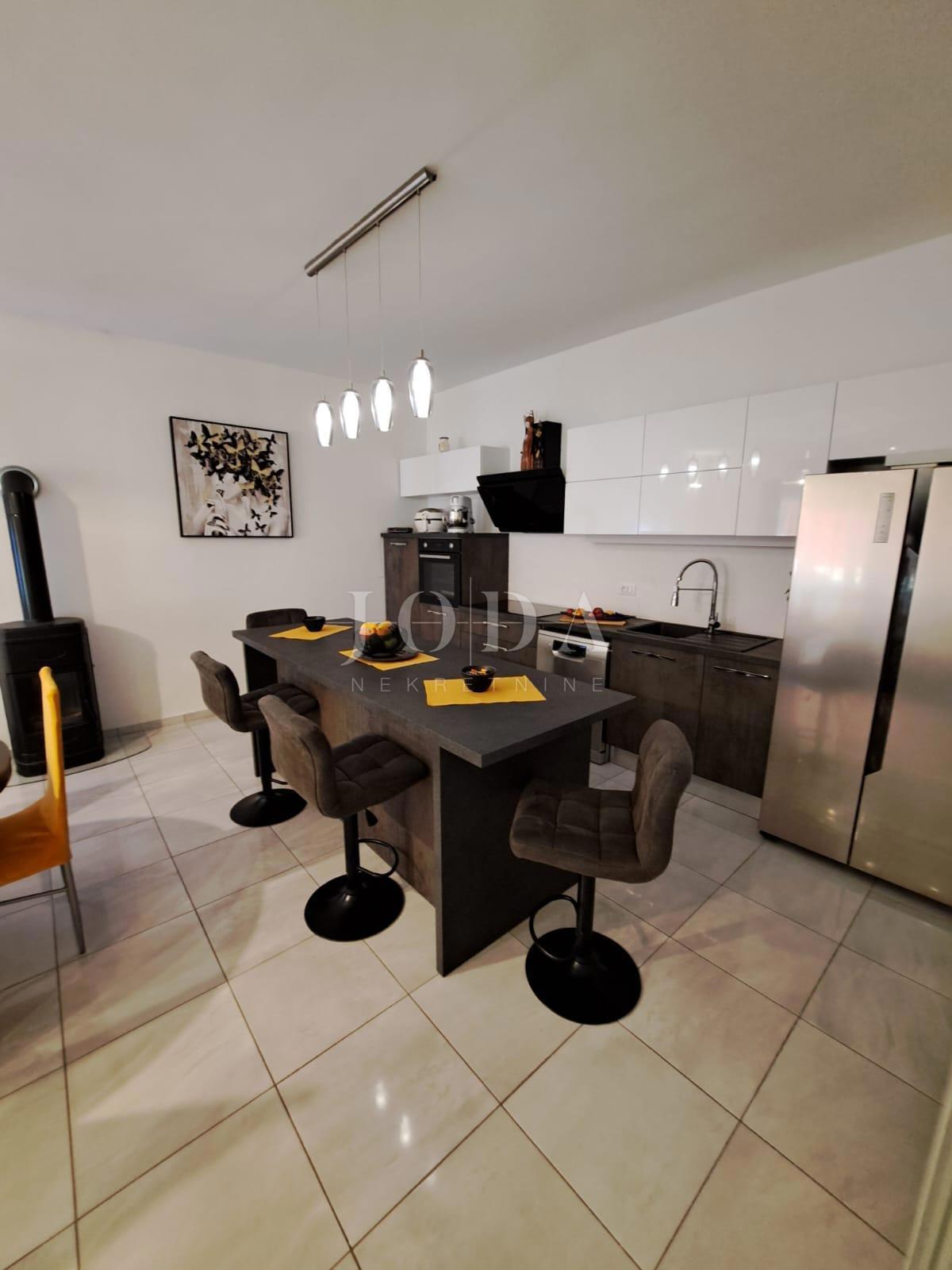 Lepa hiša s 4 stanovanjskimi enotami, Vrbnik