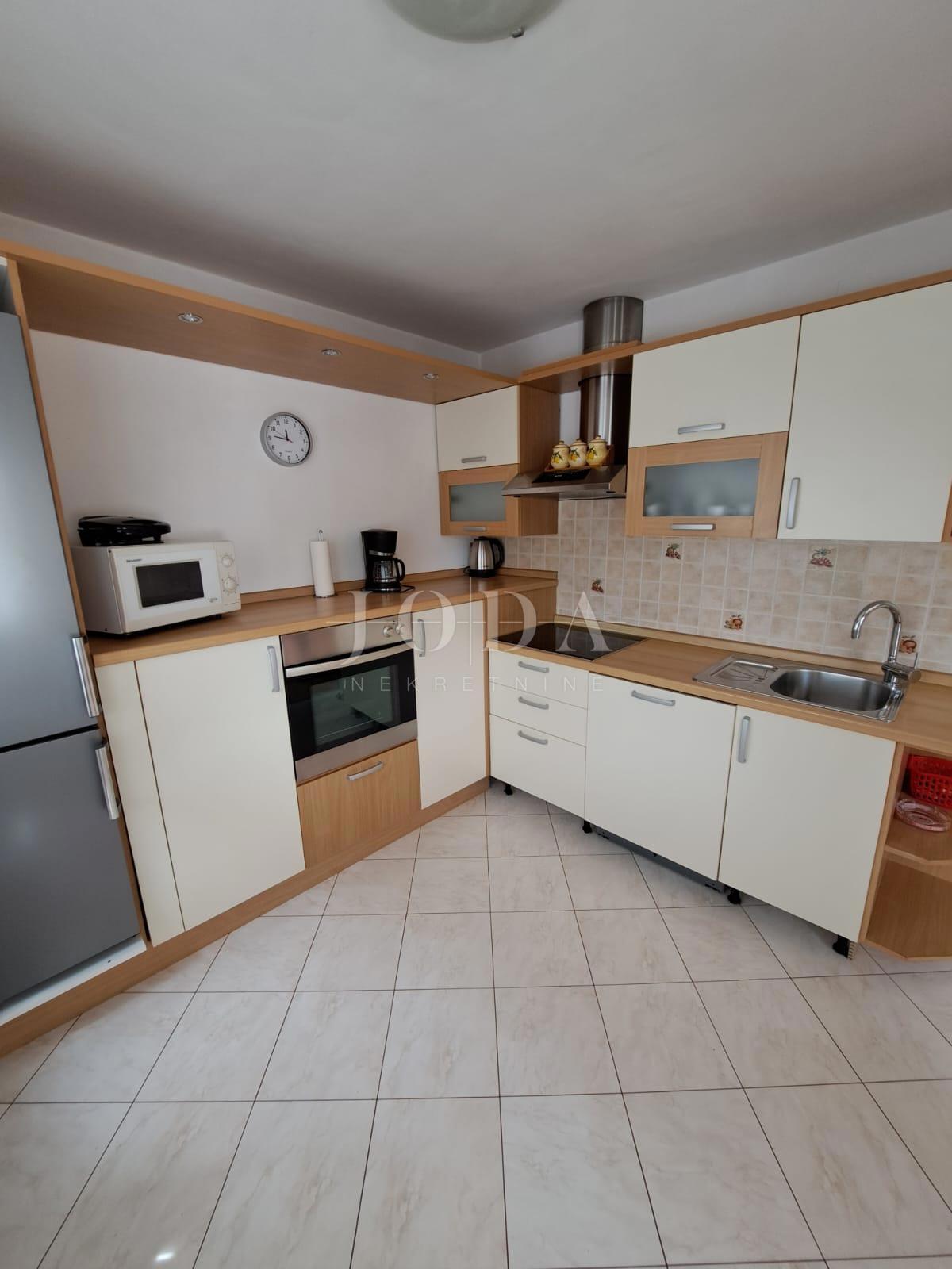 Lepa hiša s 4 stanovanjskimi enotami, Vrbnik