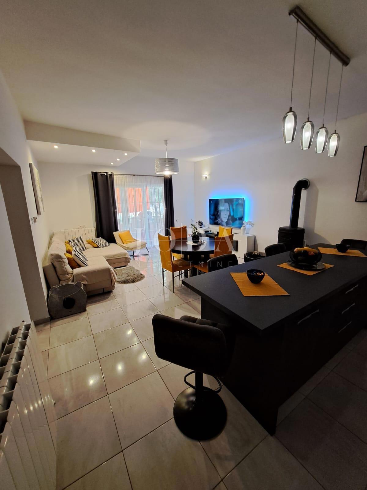 Lepa hiša s 4 stanovanjskimi enotami, Vrbnik