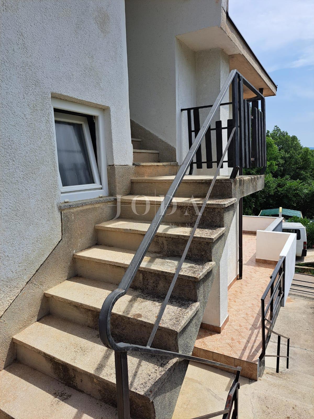 Lepa hiša s 4 stanovanjskimi enotami, Vrbnik