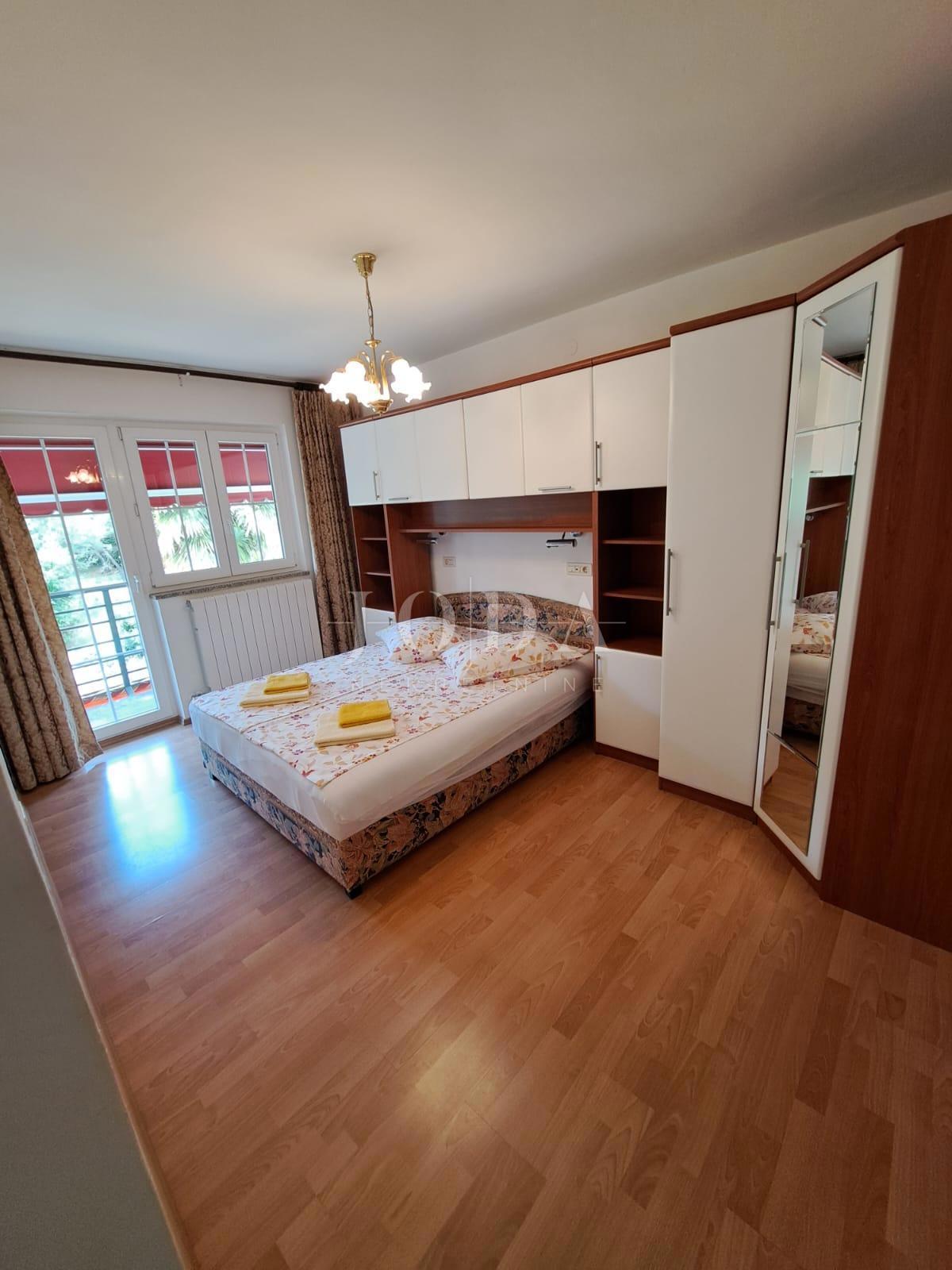 Lepa hiša s 4 stanovanjskimi enotami, Vrbnik