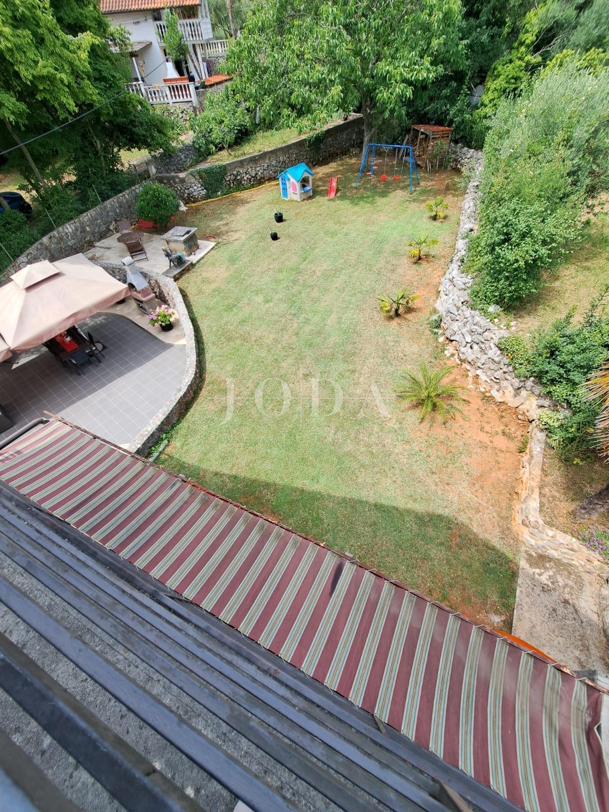 Lepa hiša s 4 stanovanjskimi enotami, Vrbnik