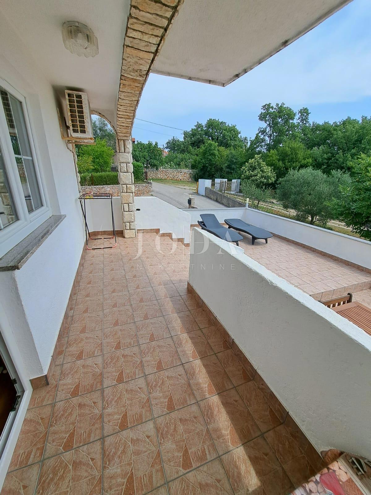 Lepa hiša s 4 stanovanjskimi enotami, Vrbnik