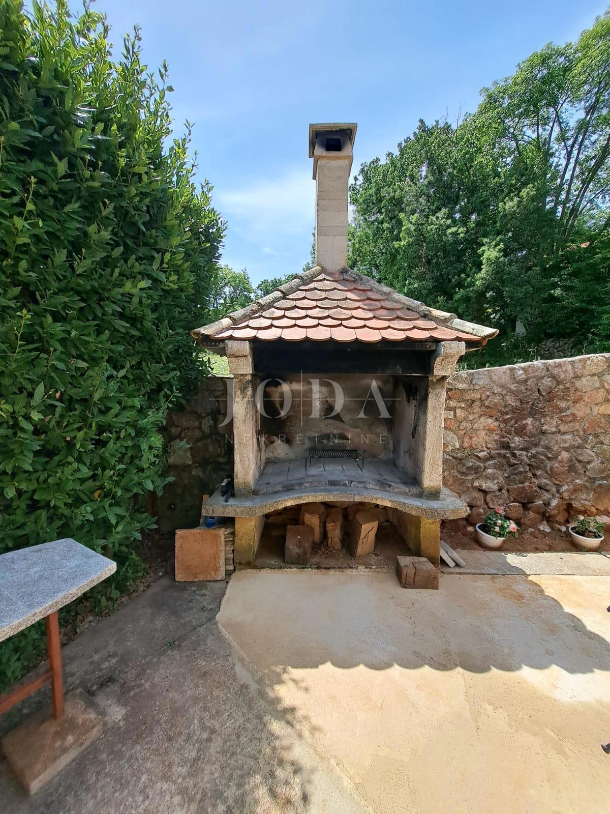 Lepa hiša s 4 stanovanjskimi enotami, Vrbnik