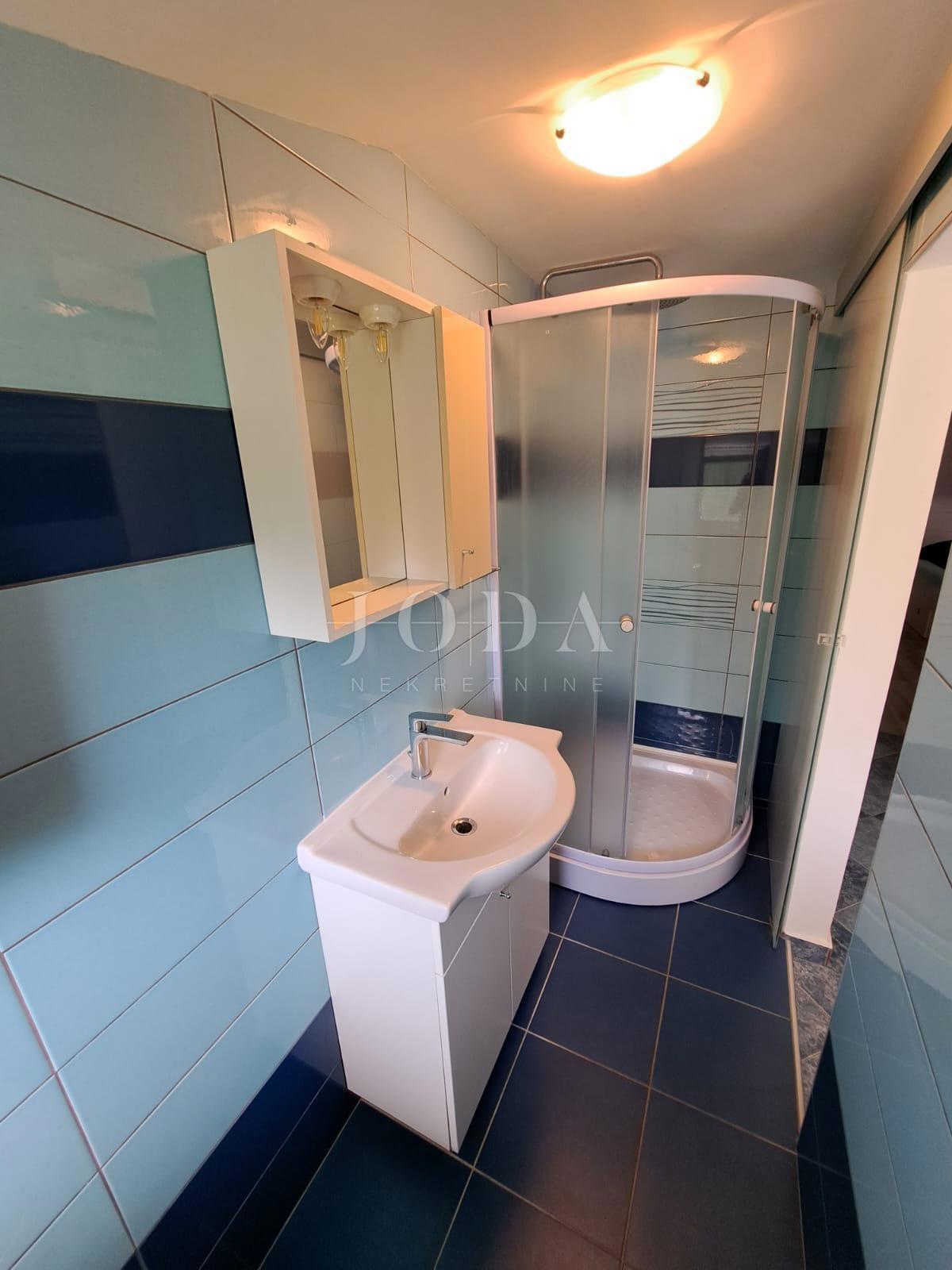 Lepa hiša s 4 stanovanjskimi enotami, Vrbnik