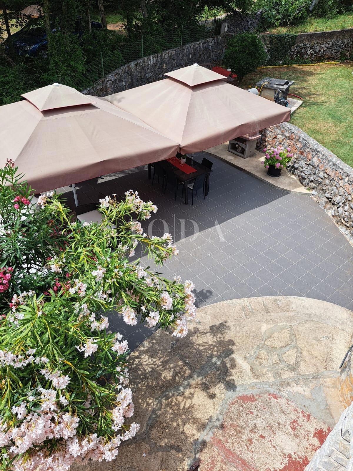 Lepa hiša s 4 stanovanjskimi enotami, Vrbnik