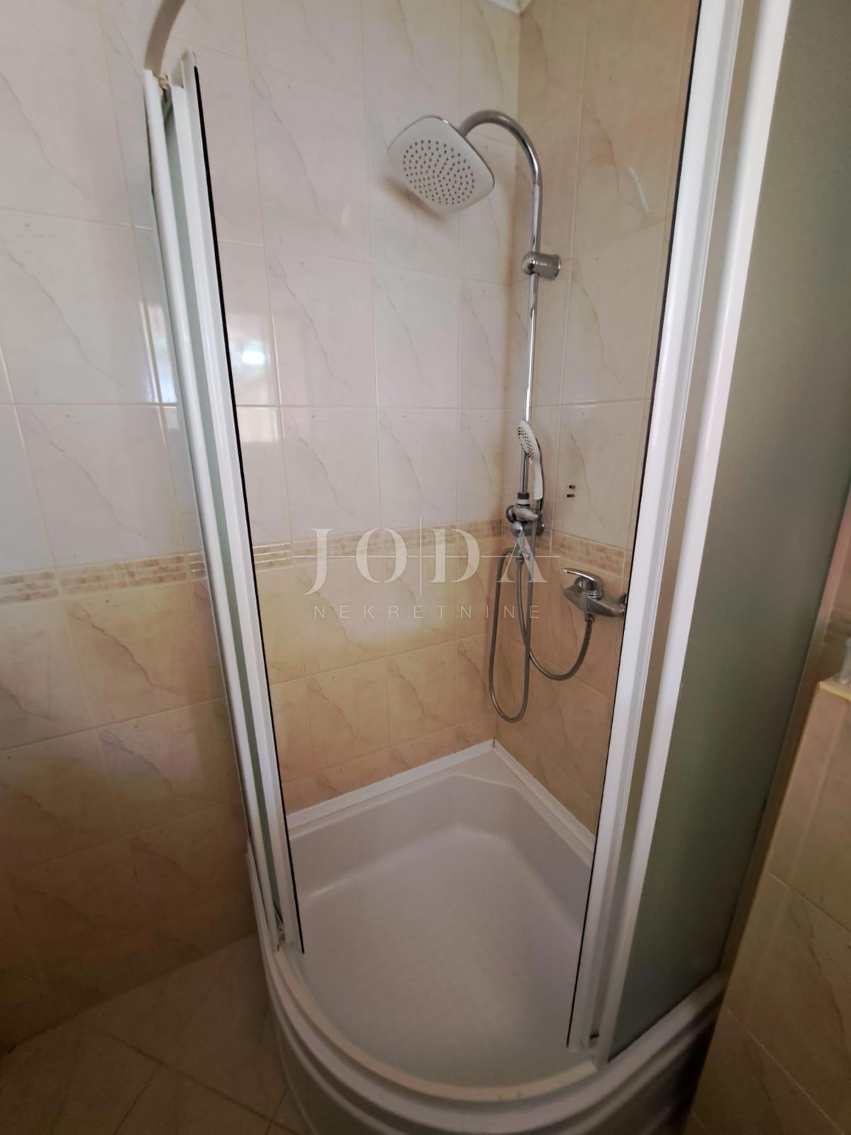 Lepa hiša s 4 stanovanjskimi enotami, Vrbnik