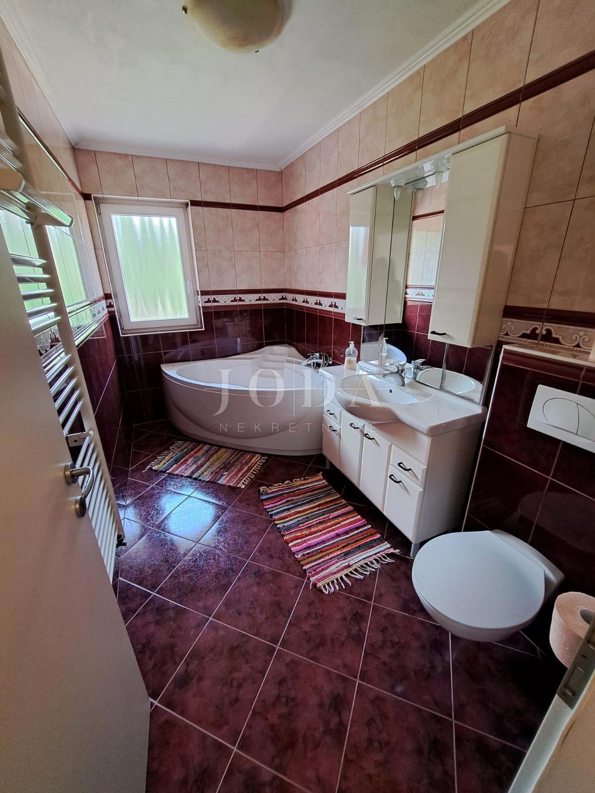 Lepa hiša s 4 stanovanjskimi enotami, Vrbnik