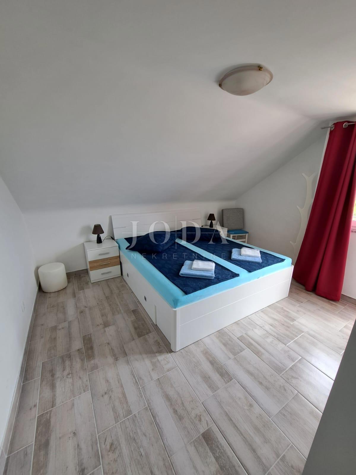 Lepa hiša s 4 stanovanjskimi enotami, Vrbnik