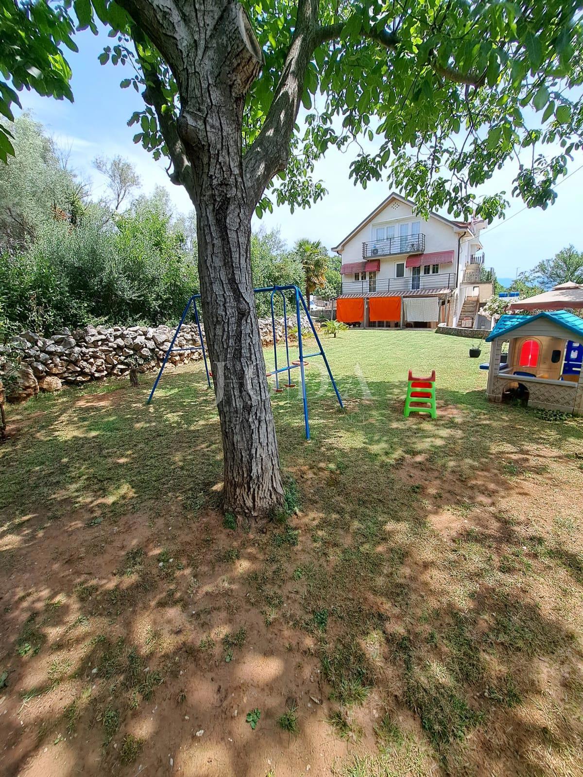 Lepa hiša s 4 stanovanjskimi enotami, Vrbnik