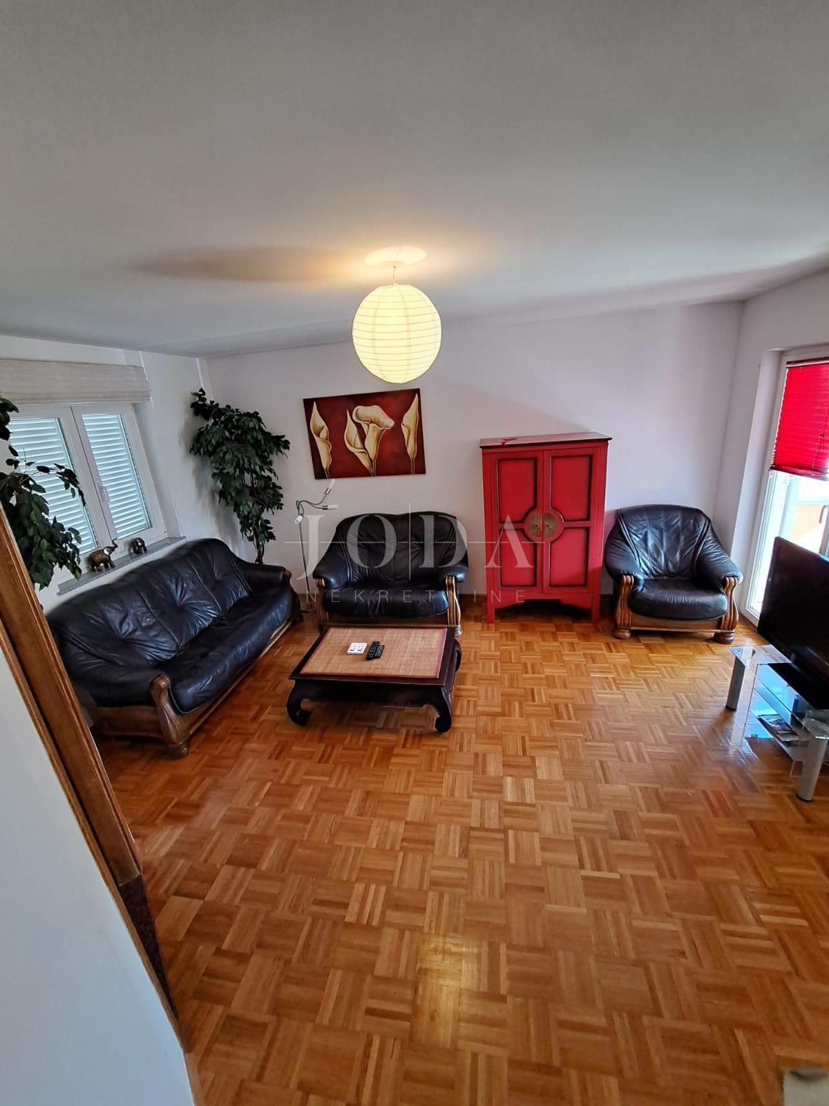 Apartma v dveh etažah z vrtom v mestu Krk