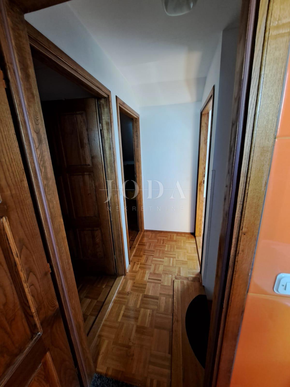 Apartma v dveh etažah z vrtom v mestu Krk