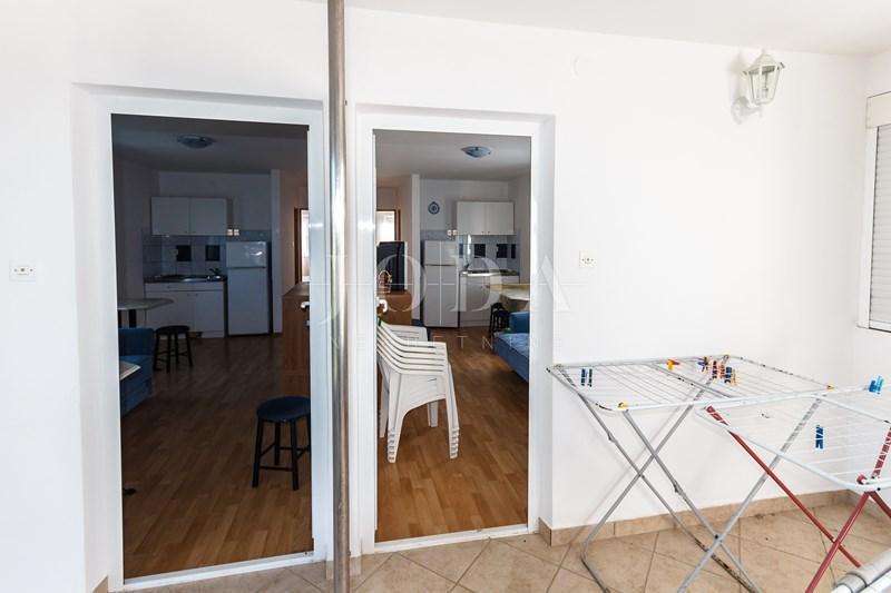 Samostojeća kuća s uređenom okućnicom i pogledom na more