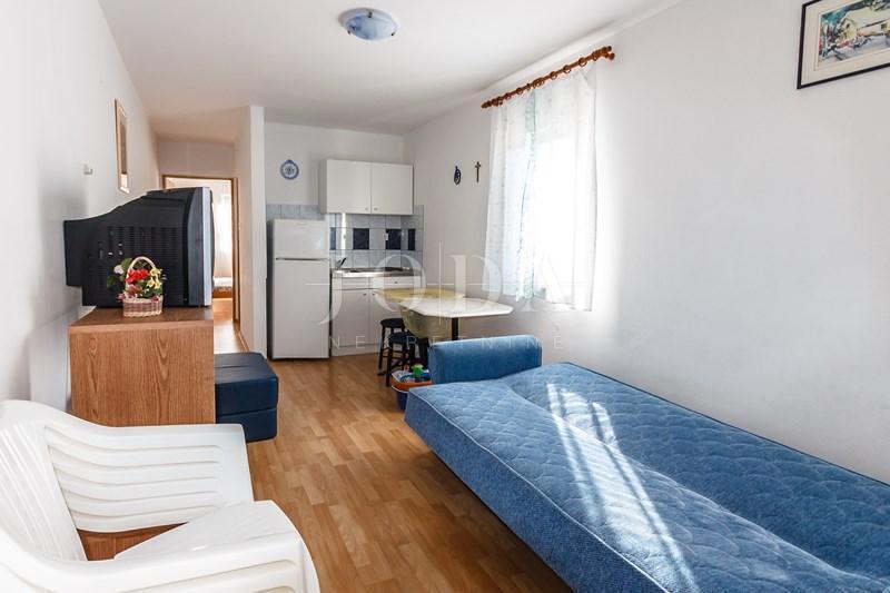 Samostojeća kuća s uređenom okućnicom i pogledom na more