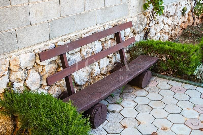 Samostojeća kuća s uređenom okućnicom i pogledom na more