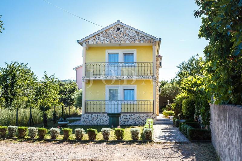 Samostojeća kuća s uređenom okućnicom i pogledom na more