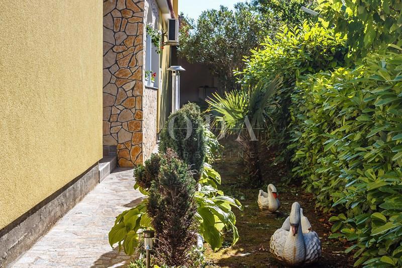 Samostojeća kuća s uređenom okućnicom i pogledom na more