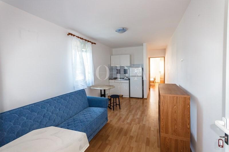 Samostojeća kuća s uređenom okućnicom i pogledom na more